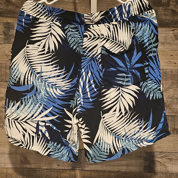 Tropical Pattern Shorts - Picture 6 of 9